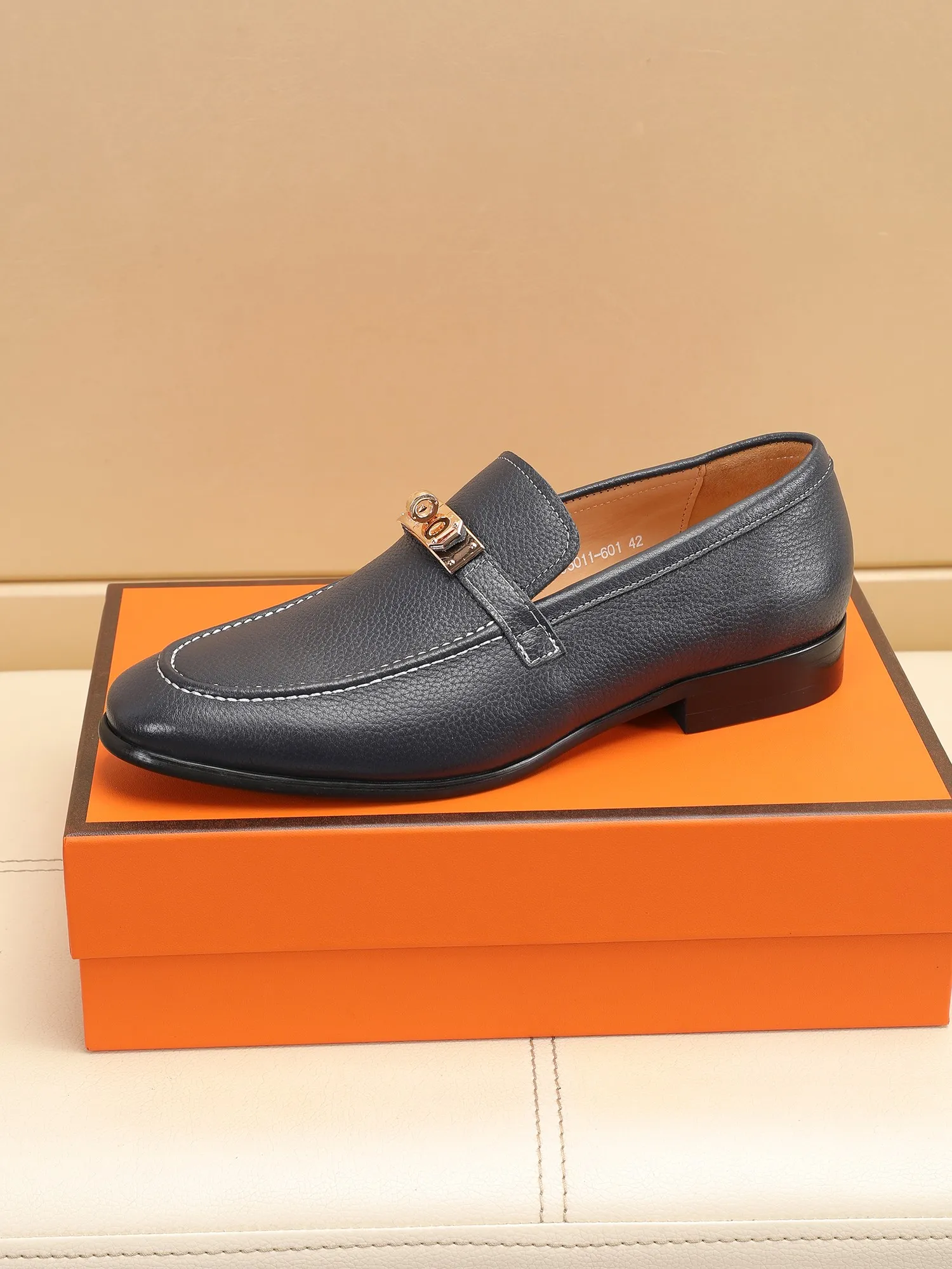 Factory price 440💶[HERMES] (cowhide lining)🍀Italian top luxury🍀He does not pursue novel styles and gorgeous colors, but attracts the favor of successful men with his flawless, elegant and classic style! This very, very comfortable, simple and stable style makes it easy to match any style! The pattern is absolutely 1:1 refined from the original case, and we strive for excellence in materials, imported cowhide + cowhide lining💪💪💪extraordinary texture👍! .Code number: 39 to 44 (38.4546 customized)